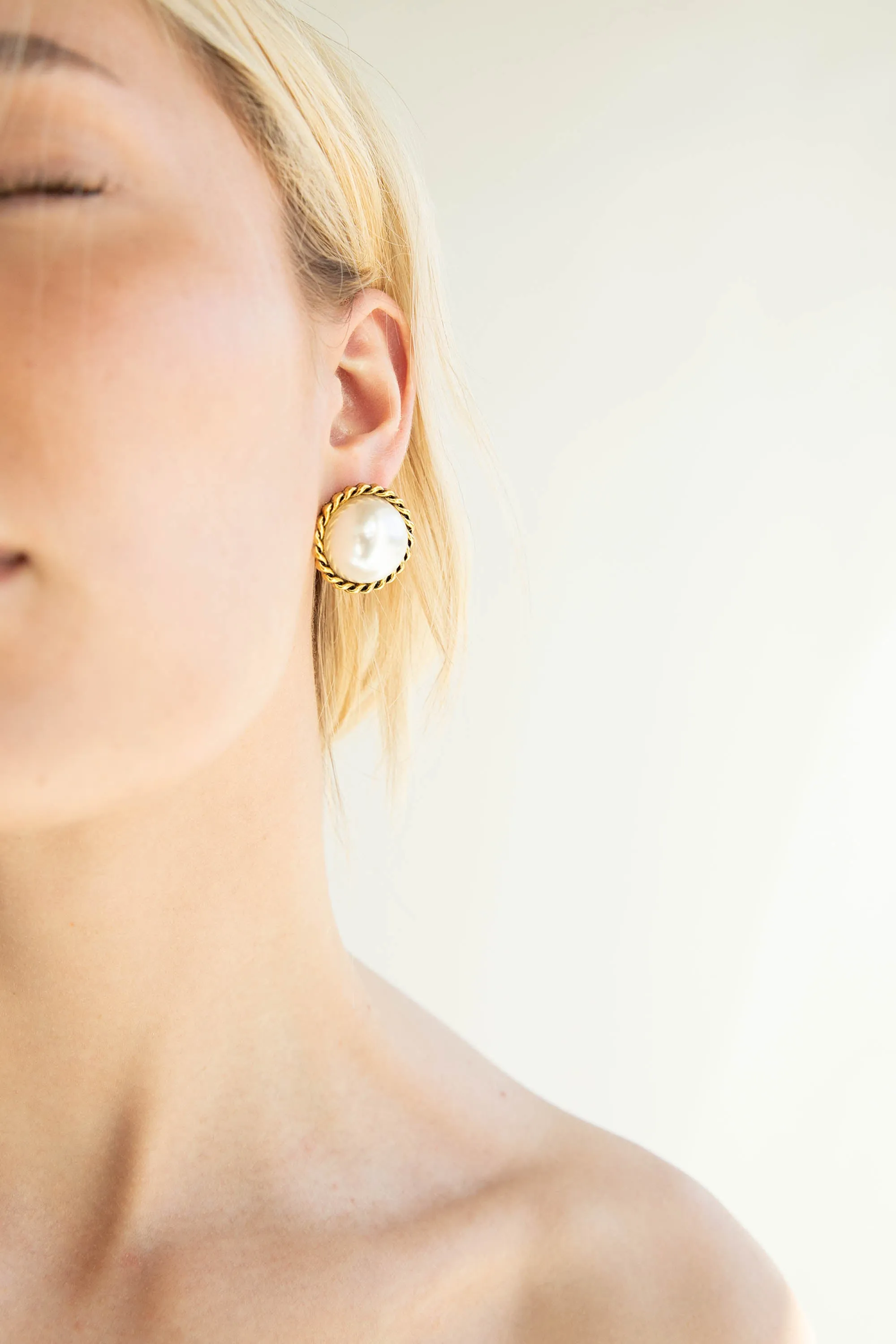PEARL BUTTON EARRING